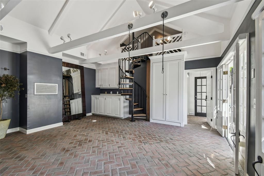 For Sale: $3,199,000 (5 beds, 5 baths, 4936 Square Feet)