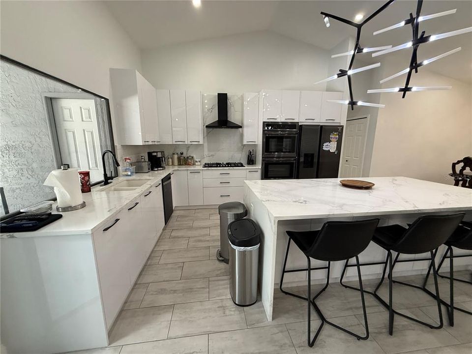 En Venta: $699,000 (4 camas, 2 baños, 2368 Pies cuadrados)