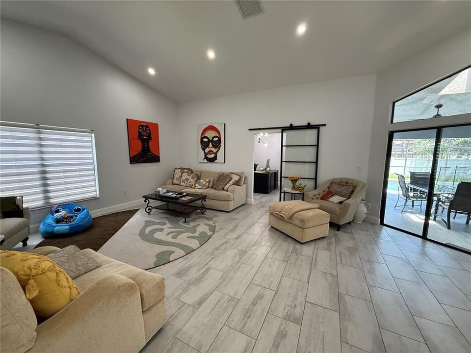 En Venta: $699,000 (4 camas, 2 baños, 2368 Pies cuadrados)