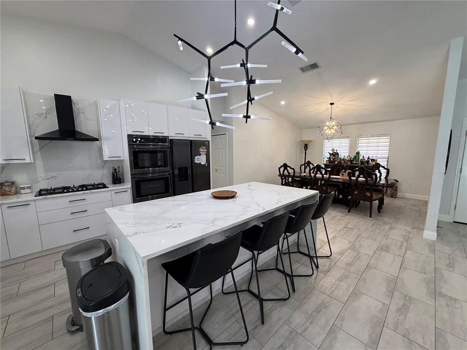 En Venta: $699,000 (4 camas, 2 baños, 2368 Pies cuadrados)