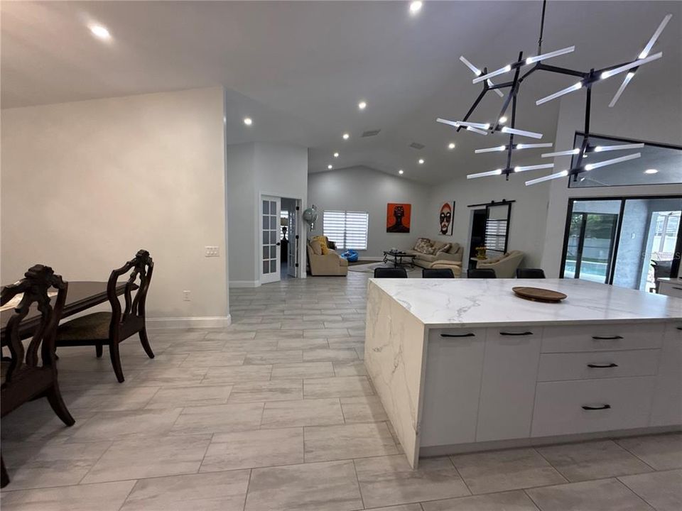 En Venta: $699,000 (4 camas, 2 baños, 2368 Pies cuadrados)
