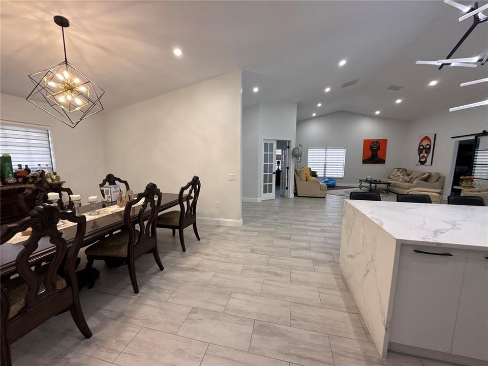 En Venta: $699,000 (4 camas, 2 baños, 2368 Pies cuadrados)