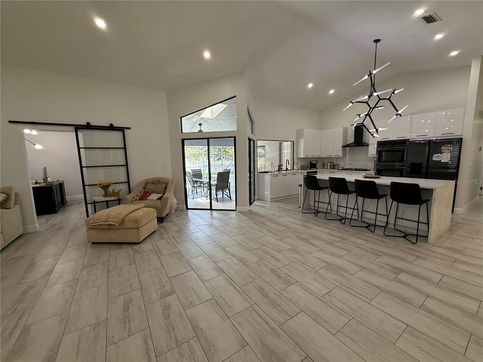 En Venta: $699,000 (4 camas, 2 baños, 2368 Pies cuadrados)
