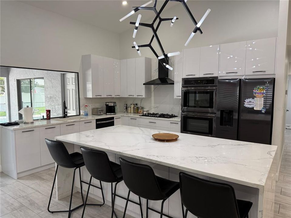 En Venta: $699,000 (4 camas, 2 baños, 2368 Pies cuadrados)