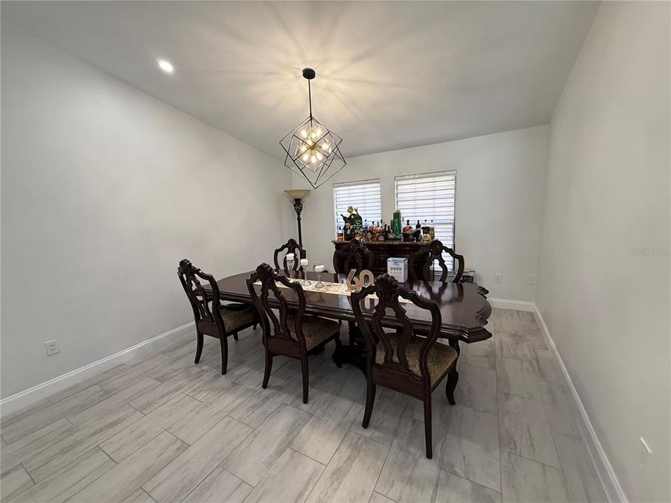 En Venta: $699,000 (4 camas, 2 baños, 2368 Pies cuadrados)
