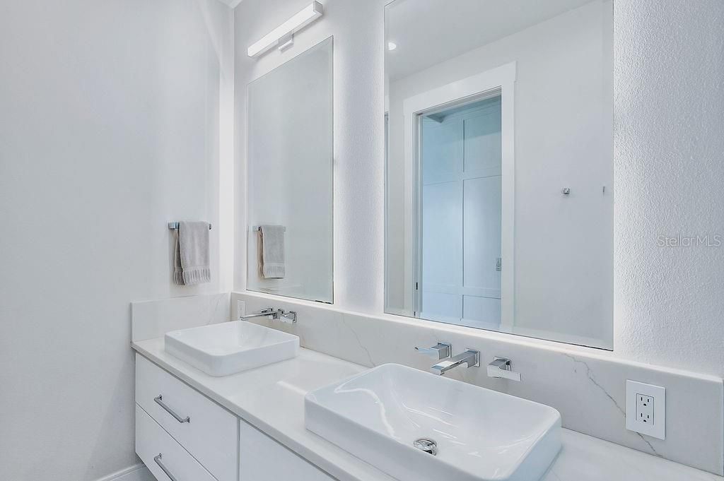 For Sale: $3,495,000 (4 beds, 4 baths, 2707 Square Feet)