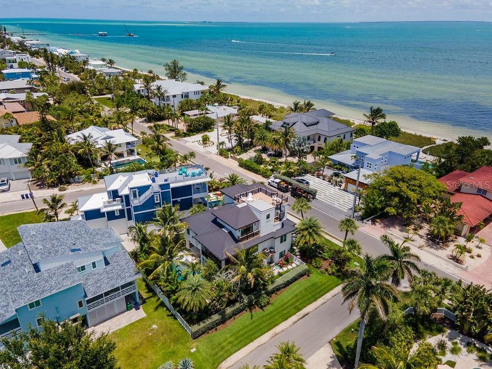 For Sale: $3,495,000 (4 beds, 4 baths, 2707 Square Feet)
