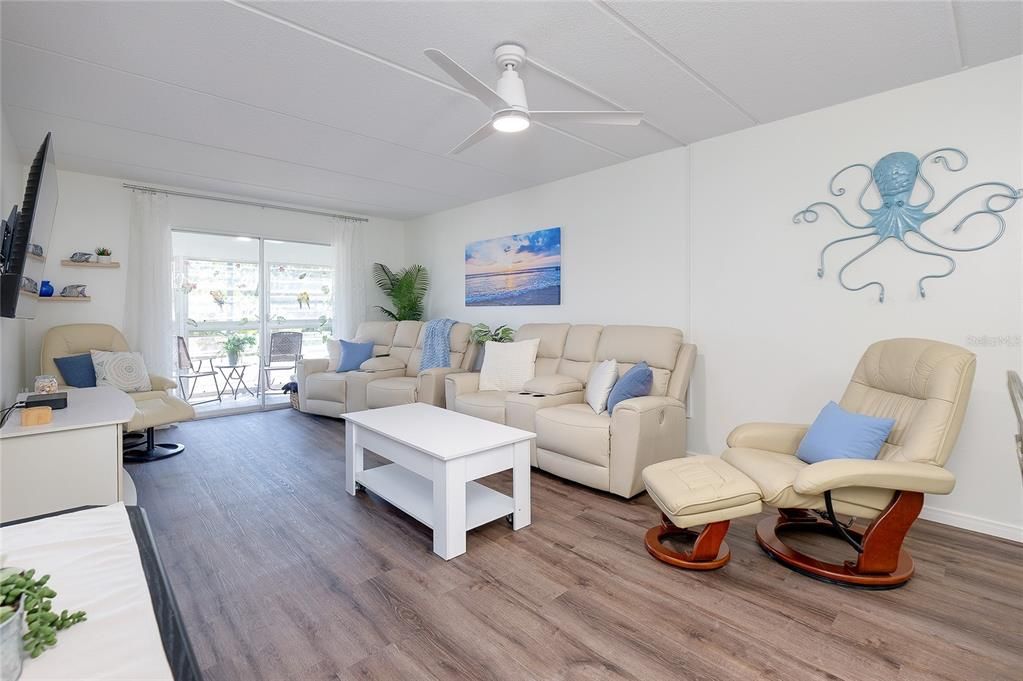For Sale: $170,000 (2 beds, 2 baths, 982 Square Feet)
