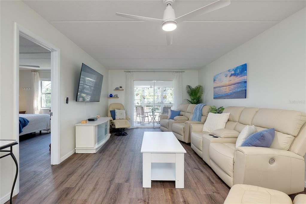 For Sale: $170,000 (2 beds, 2 baths, 982 Square Feet)