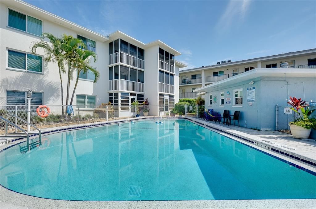 For Sale: $170,000 (2 beds, 2 baths, 982 Square Feet)