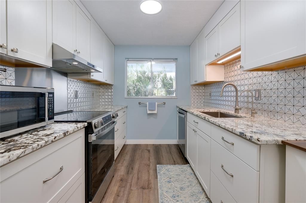 For Sale: $170,000 (2 beds, 2 baths, 982 Square Feet)