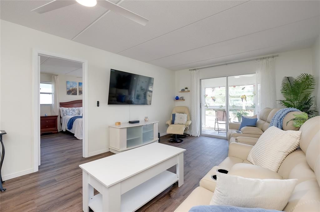 For Sale: $170,000 (2 beds, 2 baths, 982 Square Feet)