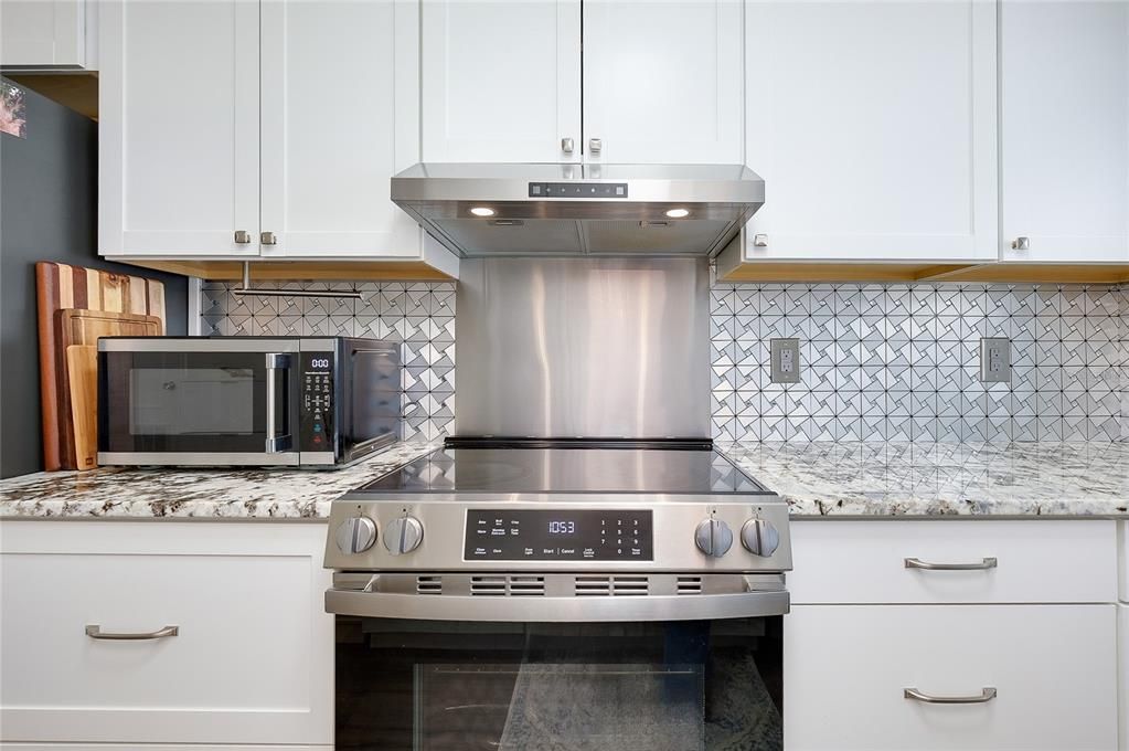 For Sale: $170,000 (2 beds, 2 baths, 982 Square Feet)