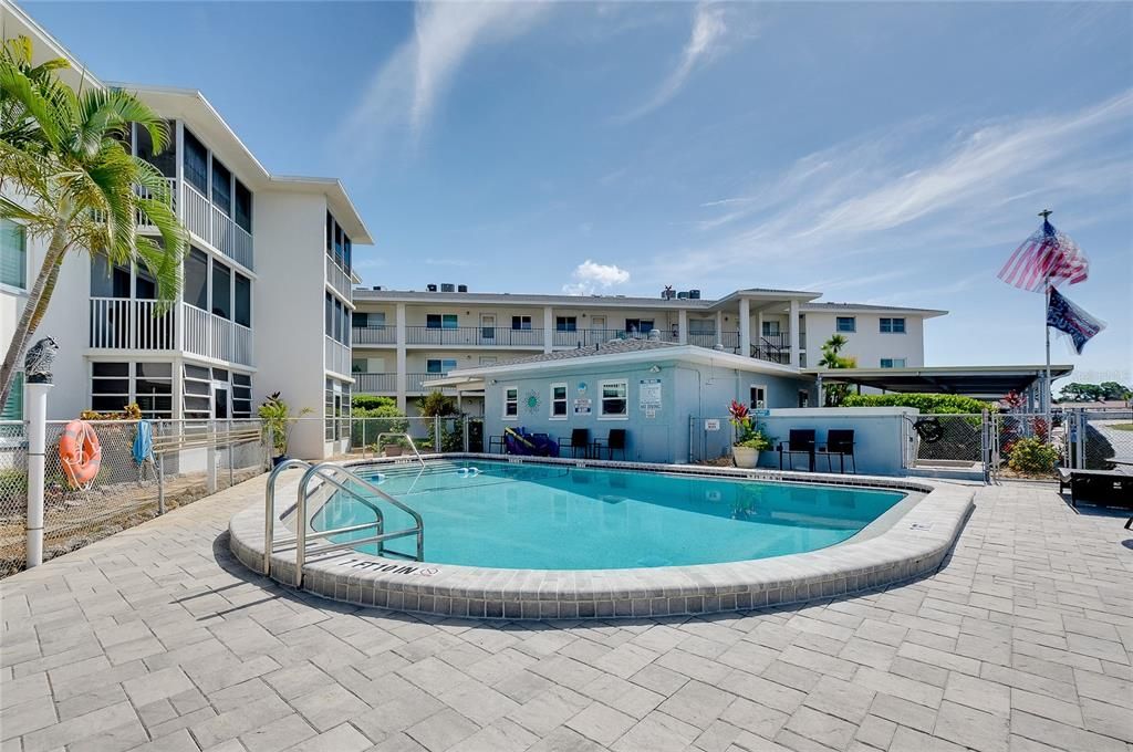 For Sale: $170,000 (2 beds, 2 baths, 982 Square Feet)