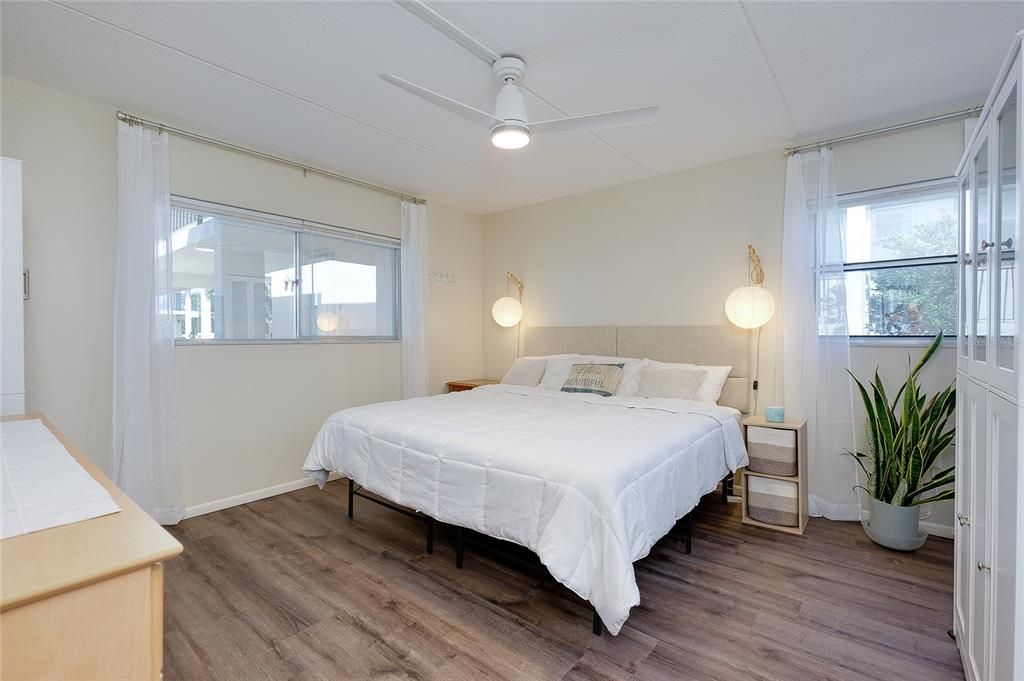 For Sale: $170,000 (2 beds, 2 baths, 982 Square Feet)