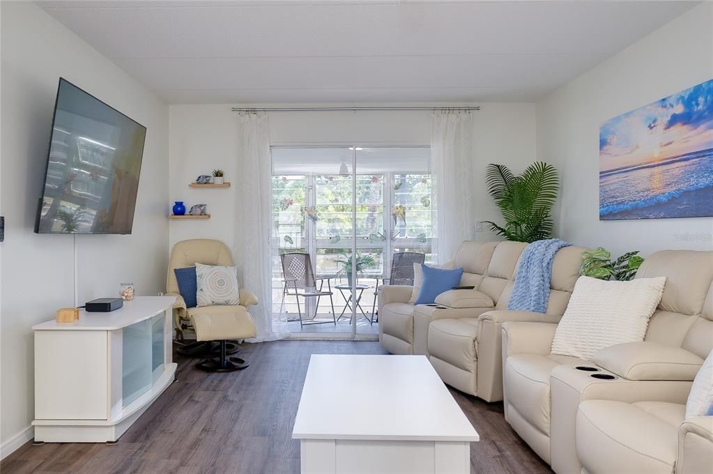 For Sale: $170,000 (2 beds, 2 baths, 982 Square Feet)