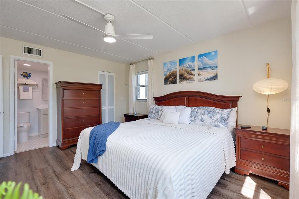 For Sale: $170,000 (2 beds, 2 baths, 982 Square Feet)