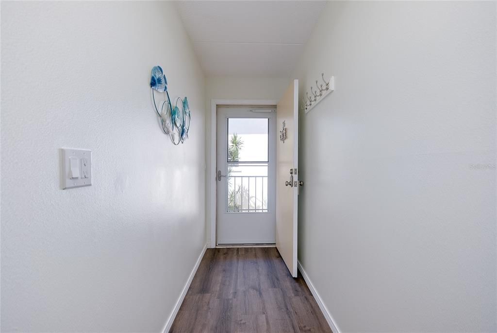 For Sale: $170,000 (2 beds, 2 baths, 982 Square Feet)