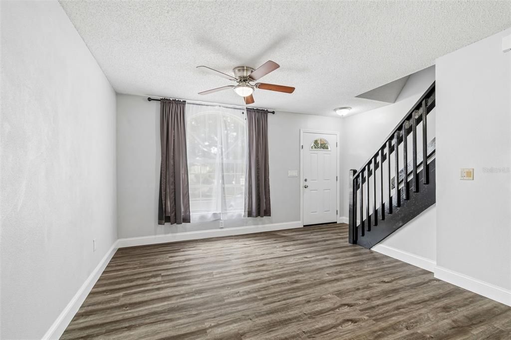 For Sale: $200,000 (2 beds, 1 baths, 896 Square Feet)
