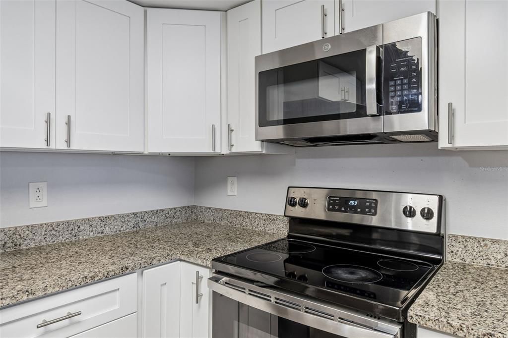 For Sale: $200,000 (2 beds, 1 baths, 896 Square Feet)