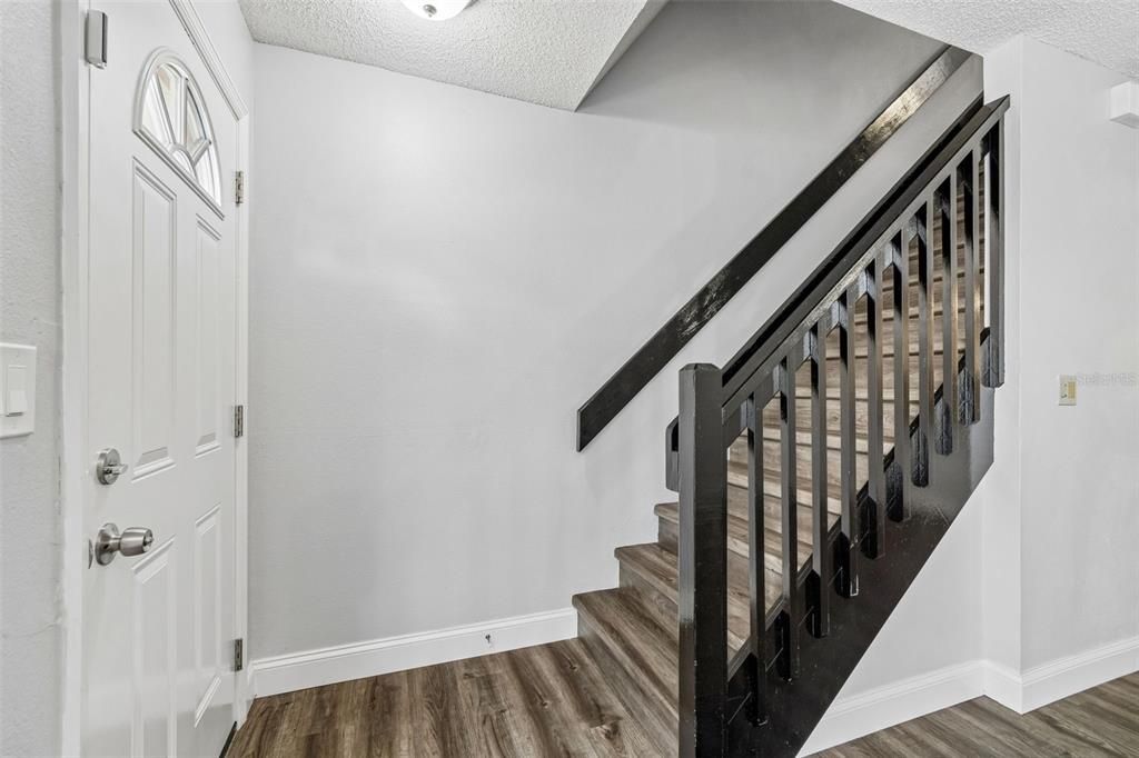 For Sale: $200,000 (2 beds, 1 baths, 896 Square Feet)