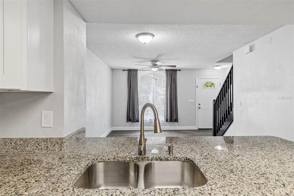 For Sale: $200,000 (2 beds, 1 baths, 896 Square Feet)