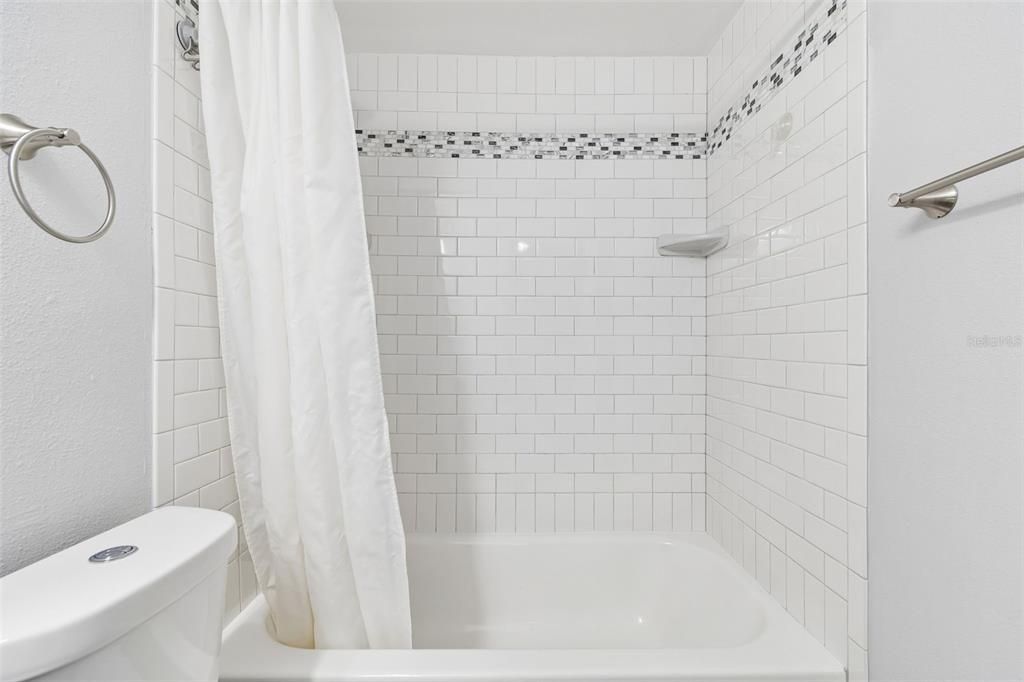For Sale: $200,000 (2 beds, 1 baths, 896 Square Feet)