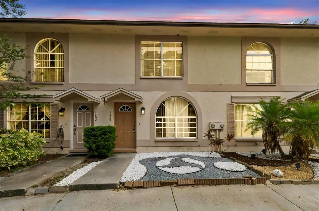 For Sale: $200,000 (2 beds, 1 baths, 896 Square Feet)