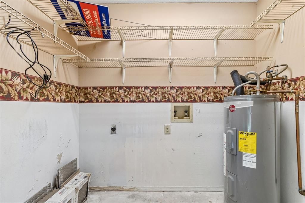 For Sale: $200,000 (2 beds, 1 baths, 896 Square Feet)
