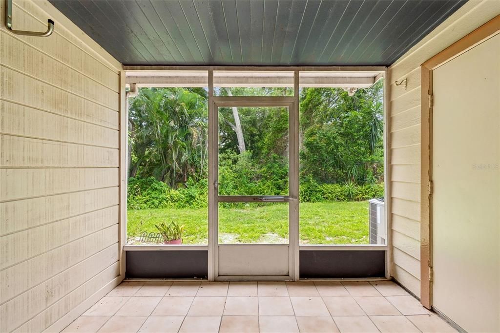 For Sale: $200,000 (2 beds, 1 baths, 896 Square Feet)