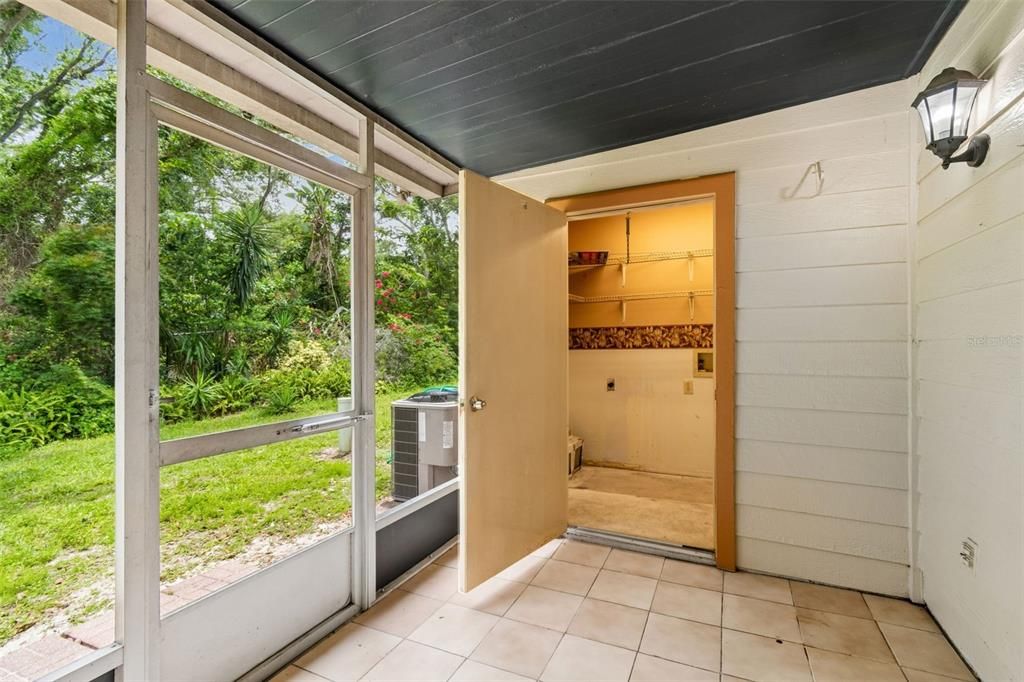 For Sale: $200,000 (2 beds, 1 baths, 896 Square Feet)