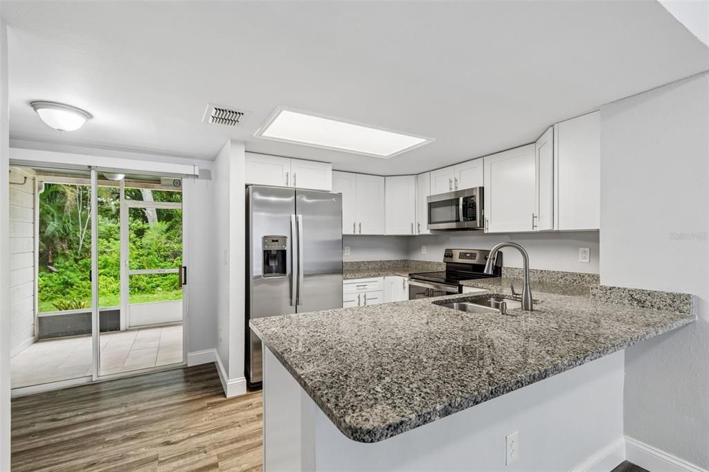 For Sale: $200,000 (2 beds, 1 baths, 896 Square Feet)