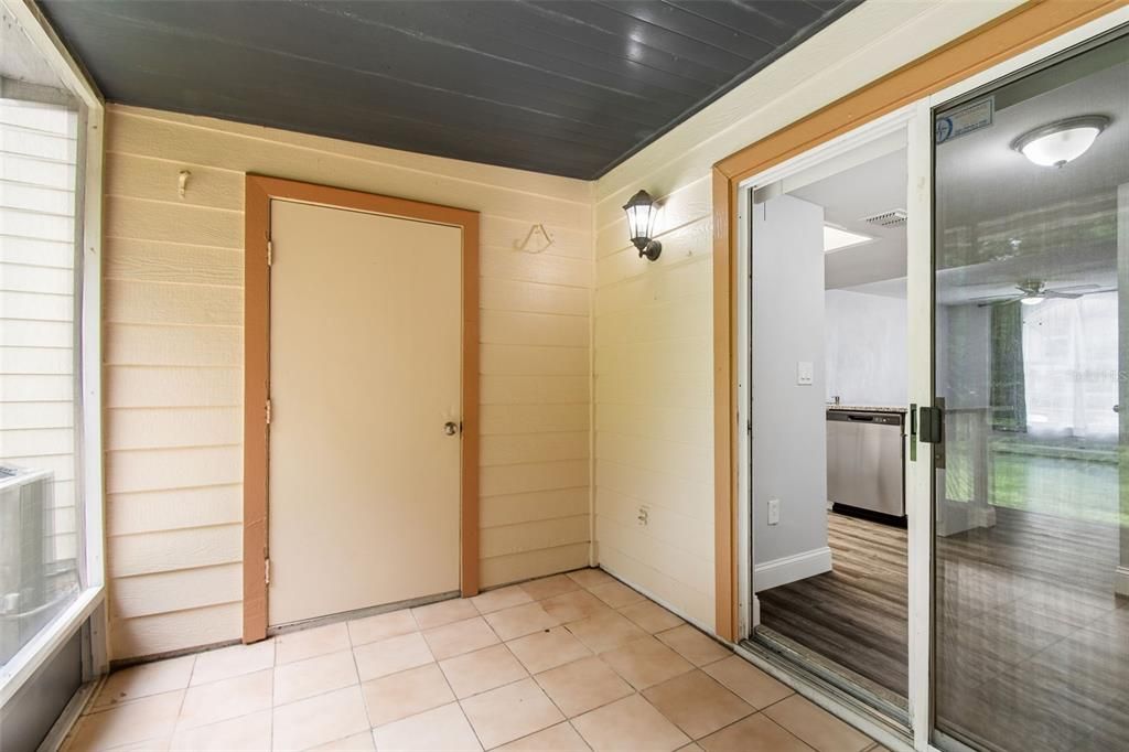 For Sale: $200,000 (2 beds, 1 baths, 896 Square Feet)