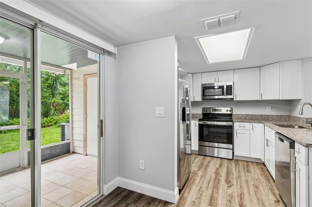 For Sale: $200,000 (2 beds, 1 baths, 896 Square Feet)