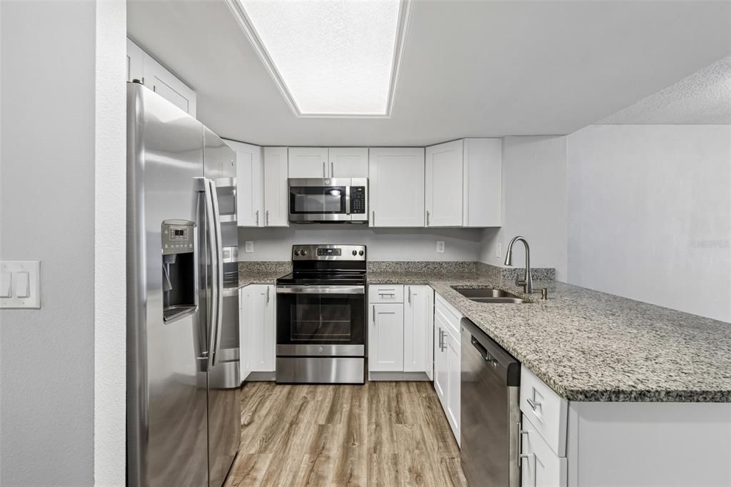 For Sale: $200,000 (2 beds, 1 baths, 896 Square Feet)