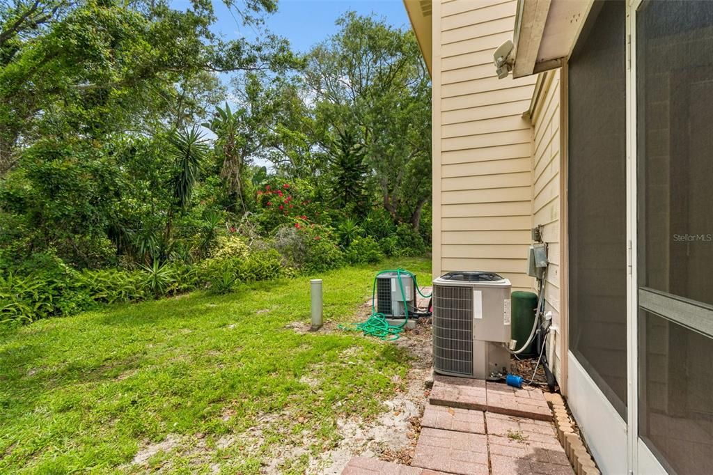 For Sale: $200,000 (2 beds, 1 baths, 896 Square Feet)