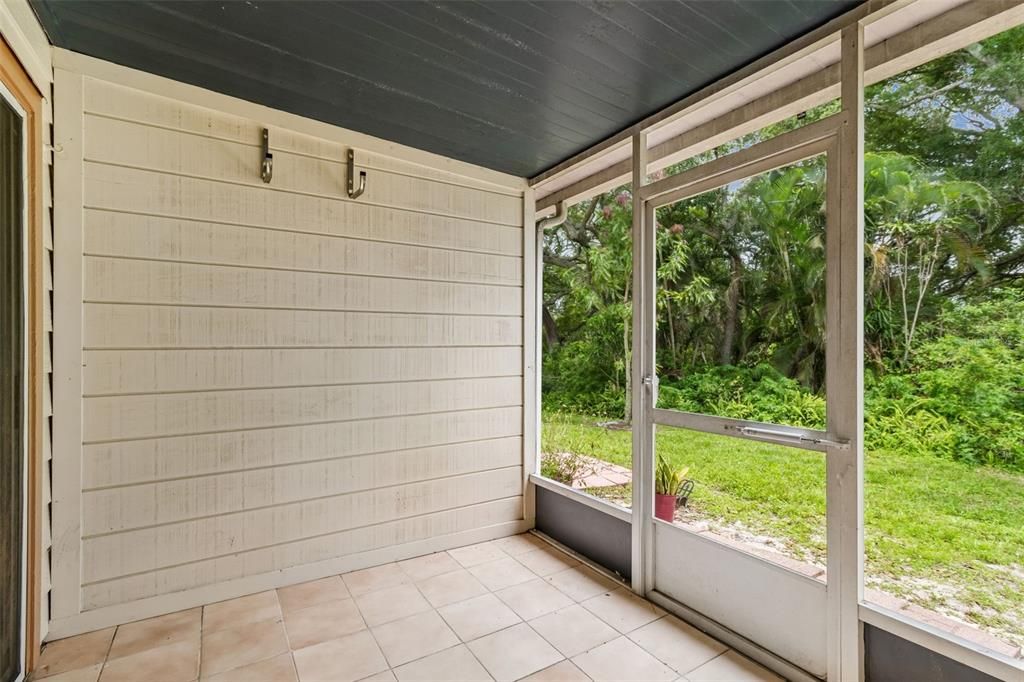 For Sale: $200,000 (2 beds, 1 baths, 896 Square Feet)