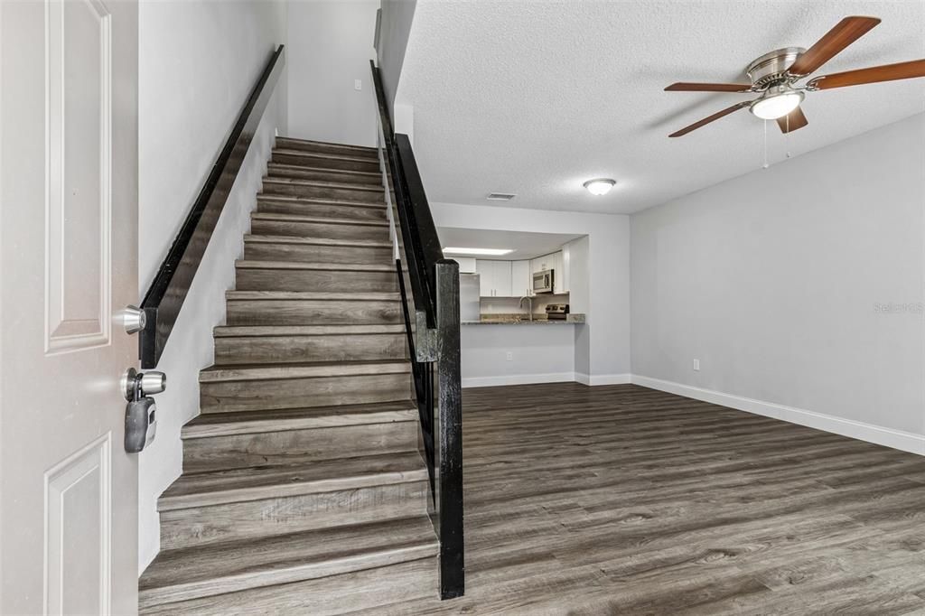 For Sale: $200,000 (2 beds, 1 baths, 896 Square Feet)