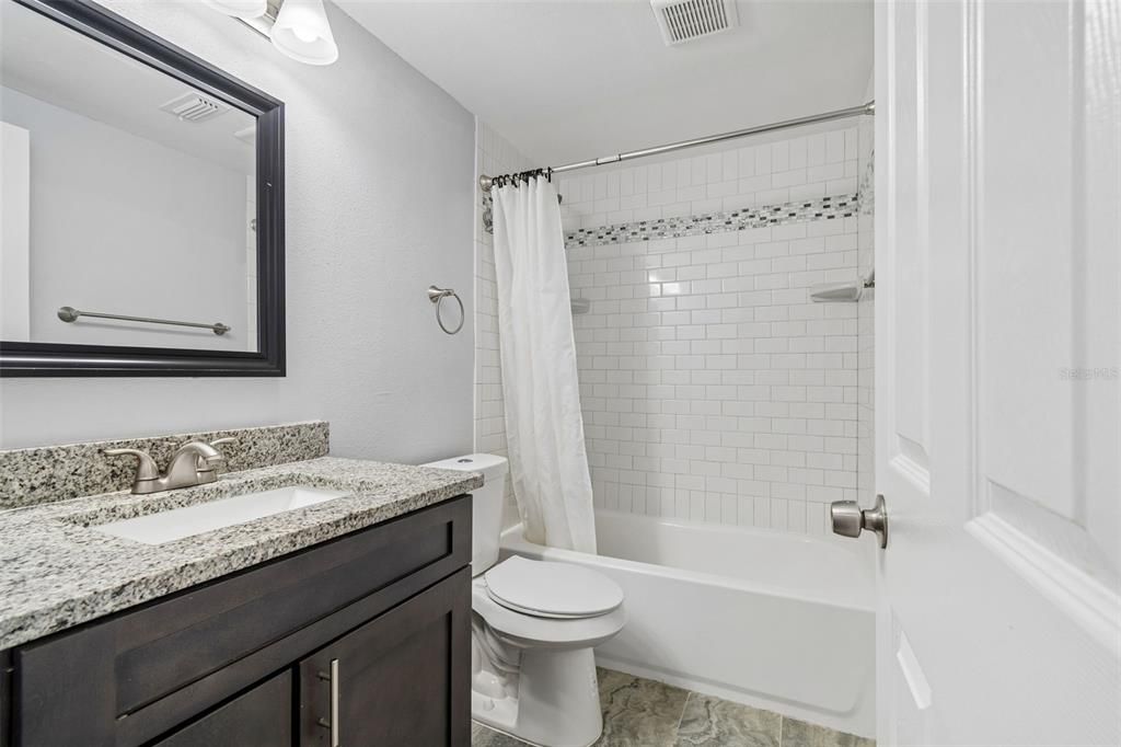 For Sale: $200,000 (2 beds, 1 baths, 896 Square Feet)