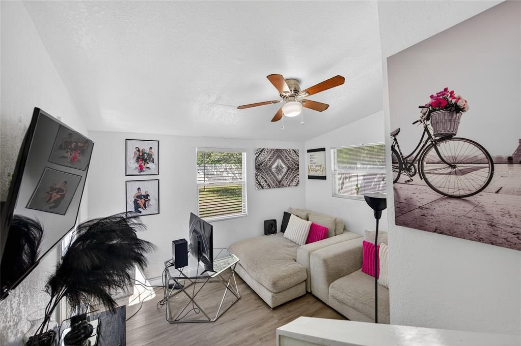 En Venta: $235,000 (3 camas, 3 baños, 1135 Pies cuadrados)