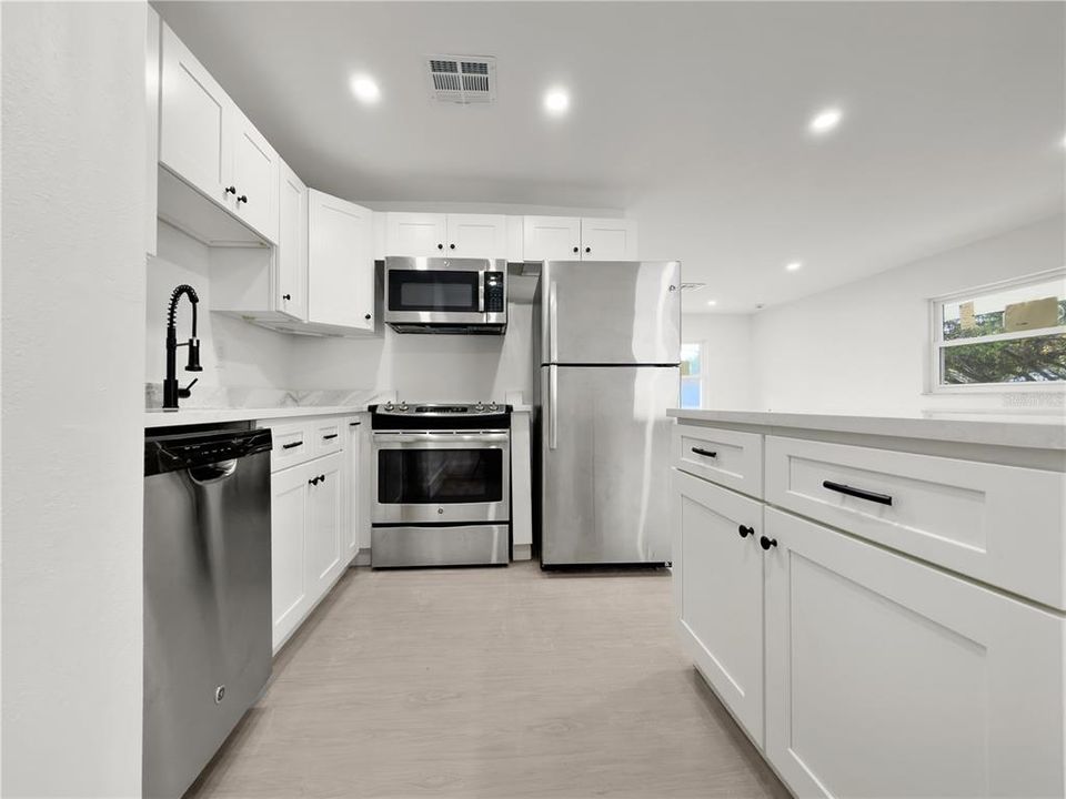 На продажу: $219,990 (3 спален, 2 ванн, 1016 Квадратных фут)