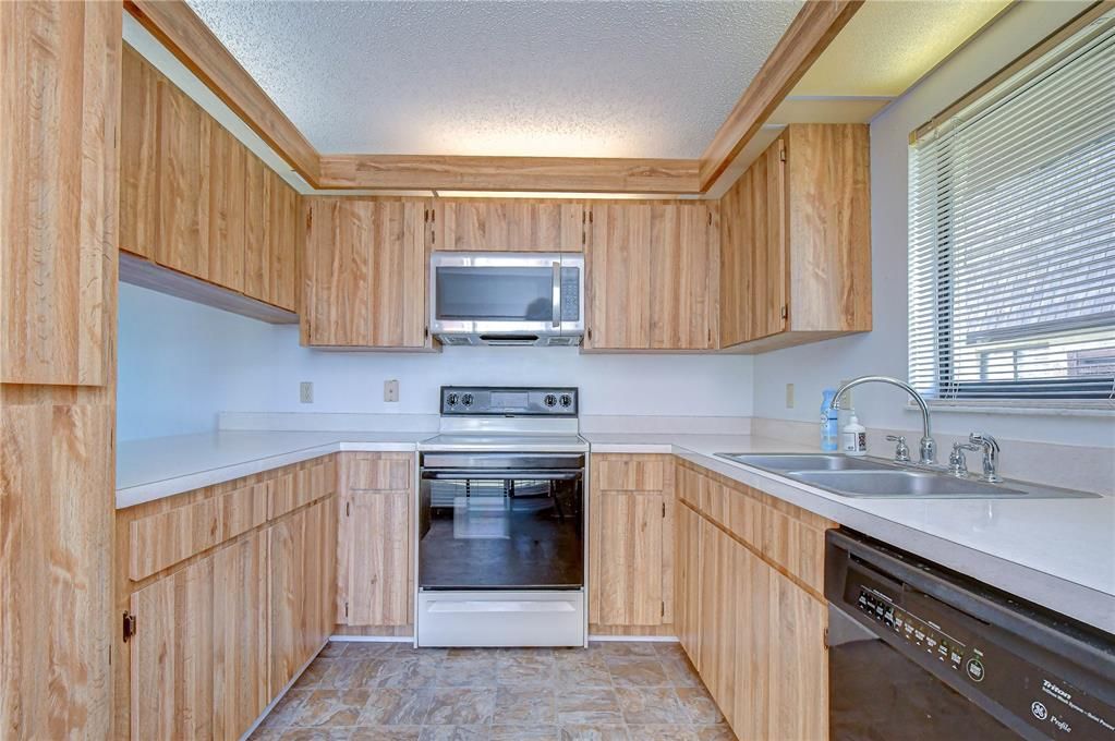 На продажу: $199,900 (2 спален, 2 ванн, 1312 Квадратных фут)