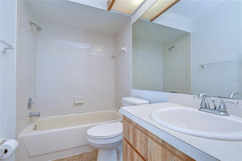 На продажу: $199,900 (2 спален, 2 ванн, 1312 Квадратных фут)
