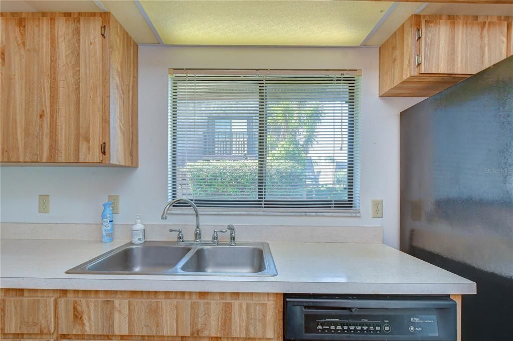 На продажу: $199,900 (2 спален, 2 ванн, 1312 Квадратных фут)