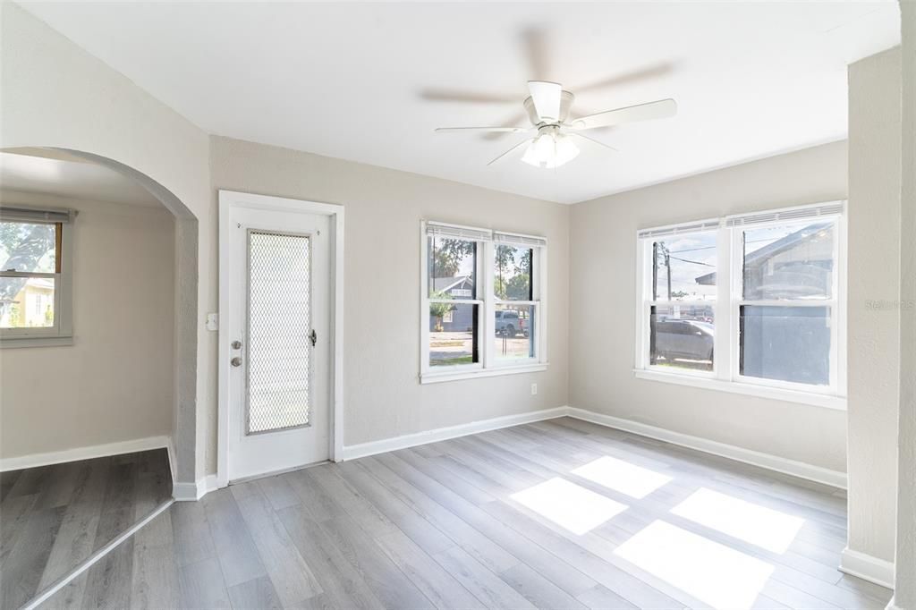 For Rent: $1,600 (2 beds, 1 baths, 920 Square Feet)
