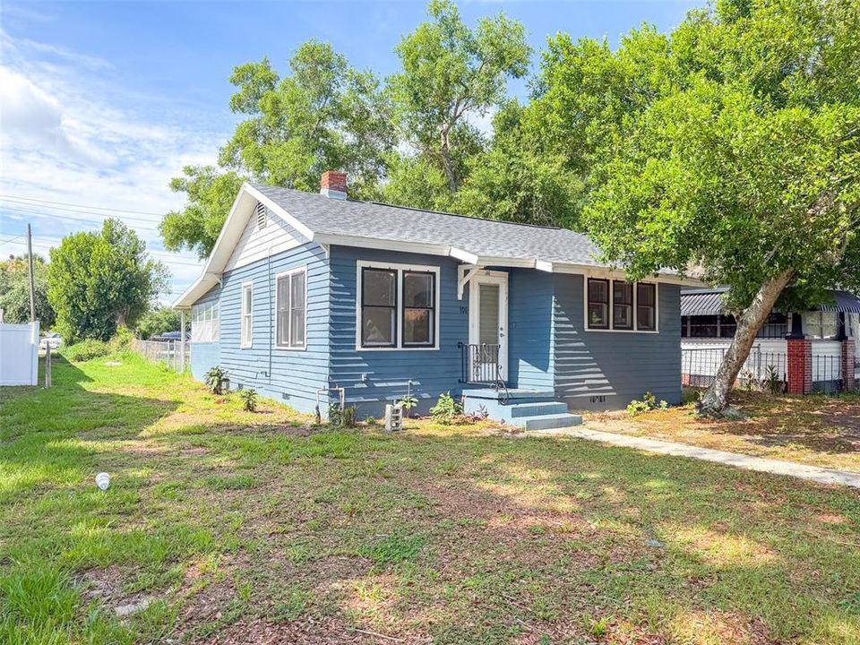 For Rent: $1,600 (2 beds, 1 baths, 920 Square Feet)