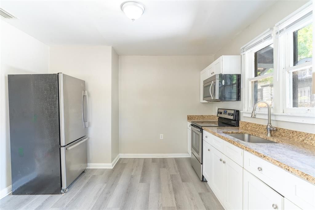 For Rent: $1,600 (2 beds, 1 baths, 920 Square Feet)