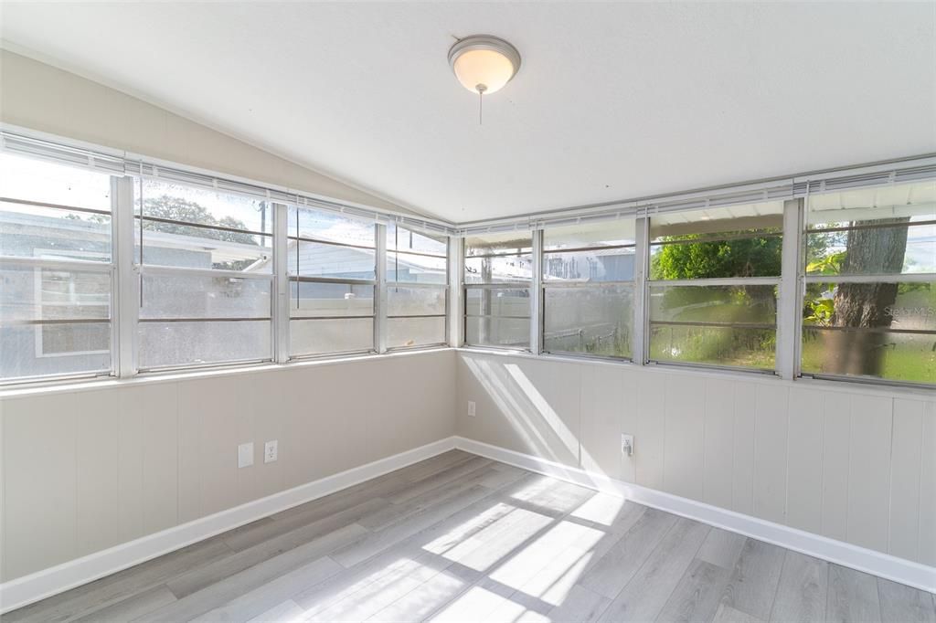 For Rent: $1,600 (2 beds, 1 baths, 920 Square Feet)