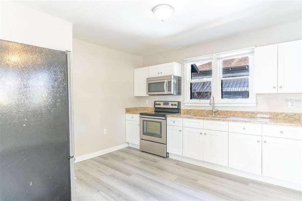 For Rent: $1,600 (2 beds, 1 baths, 920 Square Feet)