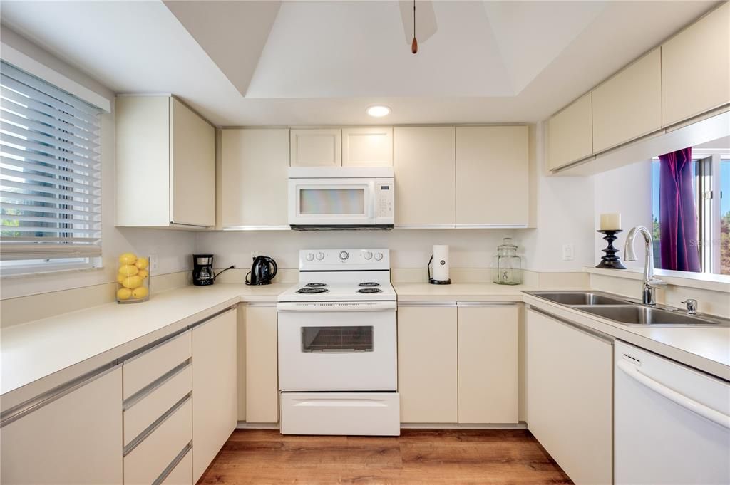 For Sale: $327,900 (2 beds, 2 baths, 1238 Square Feet)